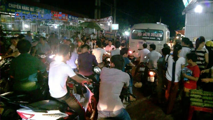 Bắc Giang: Hỗn loạn nơi cửa đền linh thi&ecirc;ng, người d&acirc;n g&acirc;y kh&oacute; khăn cho kh&aacute;ch h&agrave;nh hương?