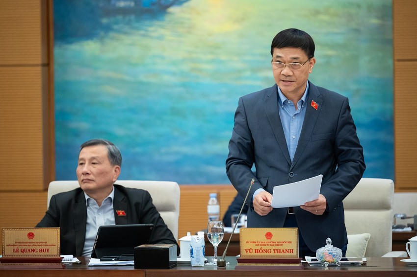 Chủ nhiệm Ủy ban Kinh tế Vũ Hồng Thanh trình bày báo cáo thẩm tra Dự án.