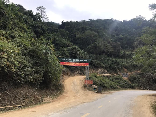 Đường vào Khuổi Khon là đường đất, dốc cheo leo, việc di chuyển rất khó khăn