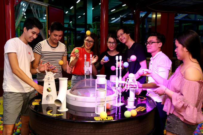 Những tr&ograve; chơi hiện đại h&agrave;ng đầu thế giới sẽ mang đến cho bạn trải nghiệm vui h&egrave; bất tận, như t&agrave;u điện một ray tr&ecirc;n cao Monorail đưa bạn v&agrave;o h&agrave;nh tr&igrave;nh du ngoạn qua 10 quốc gia Ch&acirc;u &Aacute; l&yacute; th&uacute;, Singapore Sling - top 10 tr&ograve; chơi cảm gi&aacute;c mạnh nhất thế giới, Th&aacute;p rơi tự do cao nhất Việt Nam Golden Sky Tower, Trường đua vui nhộn Angry Motor...Kh&ocirc;ng gian xanh mướt với 5.000 c&acirc;y xanh vừa được trồng mới của Asia Park trong h&egrave; n&agrave;y sẽ gi&uacute;p c&aacute;c t&iacute;n đồ game thỏa th&iacute;ch vui chơi, kh&ocirc;ng ngại nắng n&oacute;ng.