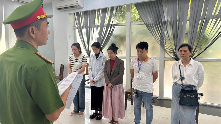 Tống đạt các quyết định khởi tố vụ án, khởi tố bị can nhóm "bác sĩ giả" Phòng khám Đa khoa Quốc tế Đà Nẵng - Ảnh Công an TP Đà Nẵng.