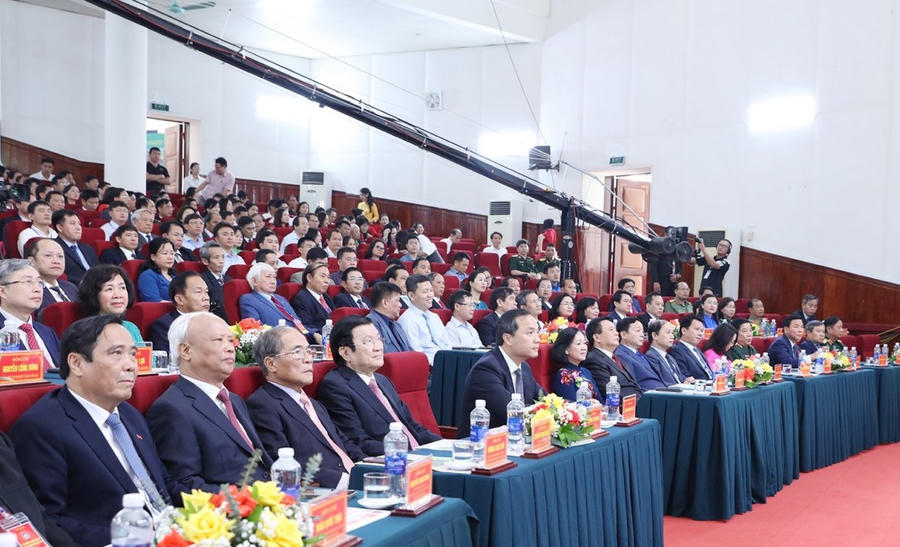 Các đồng chí lãnh đạo, nguyên lãnh đạo Đảng, nhà nước và đại biểu dự buổi lễ. (Ảnh: Báo Hà Tĩnh)