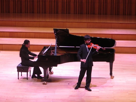 Trần Lê Quang Tiến - sinh viên âm nhạc tài năng giành giải nhất cuộc thi đàn Dây quốc tế Mozart Thái Lan 2015 biểu diễn cùng thầy Trần Thái Linh.