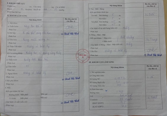 Tờ giấy khám sức khỏe mà phóng viên mua được từ "cò" chỉ duy nhất 1 bác sĩ đóng dấu tên. Ảnh Ngọc Nga