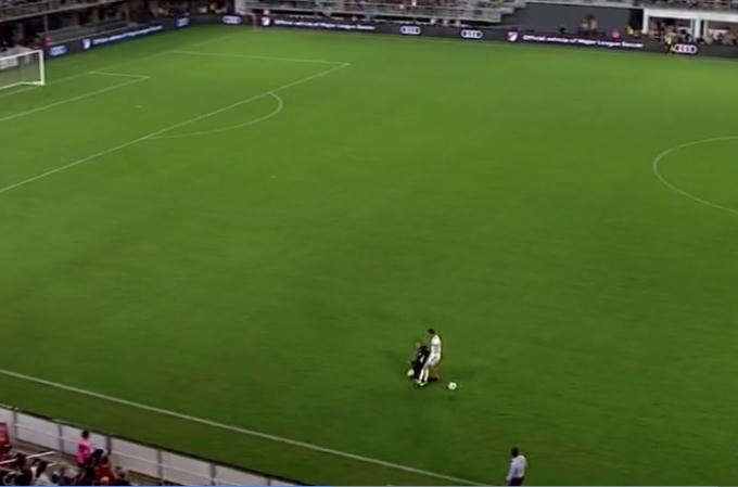 Pha cứu thua xuất thần của Rooney. (Ảnh: Cắt từ clip)