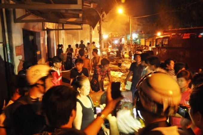 Người người chạy tán loạn khi đám cháy xảy ra.