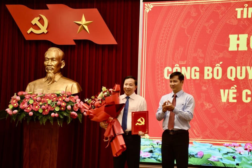 Ông Nguyễn Thành Tâm, Ủy viên Trung ương Đảng, Phó Trưởng Ban Tổ chức Trung ương trao quyết định cho ông Nguyễn Văn Út giữ chức vụ Phó Bí thư Tỉnh ủy Đồng Nai.