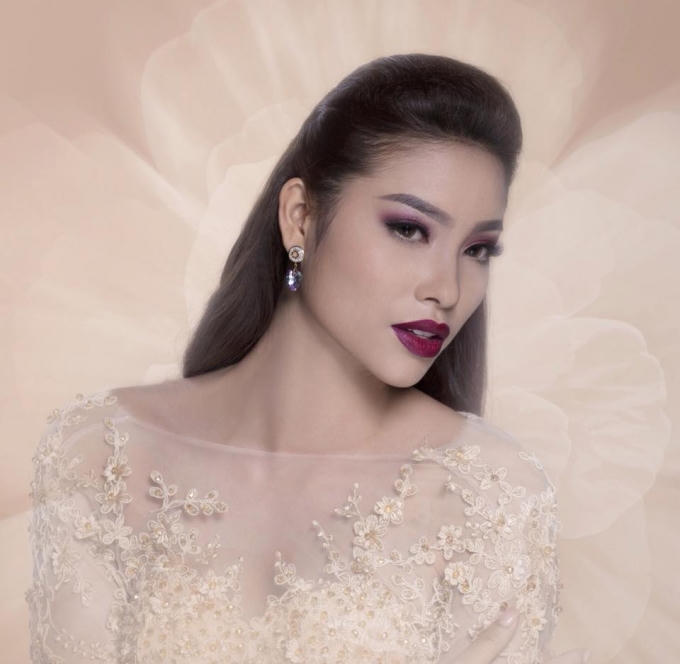 Phạm Hương khoe vẻ đẹp Tây cá tính với phong cách trang điểm theo tông trầm. Ảnh: Internet