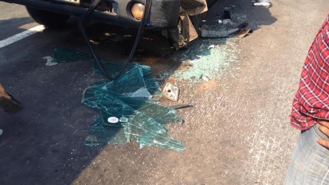 Kính xe tải chở heo vỡ toang