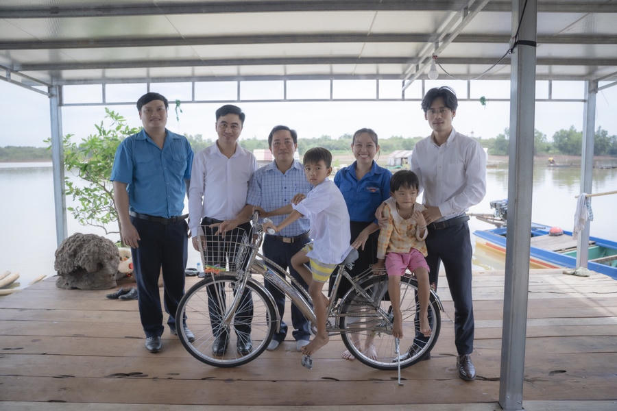 Đoàn thiện nguyện đến thăm, tặng quà, động viên gia đình học sinh Nguyễn Văn Gõ (lớp 3A3, trường TH Phước Minh) - con em Việt kiều Campuchia.