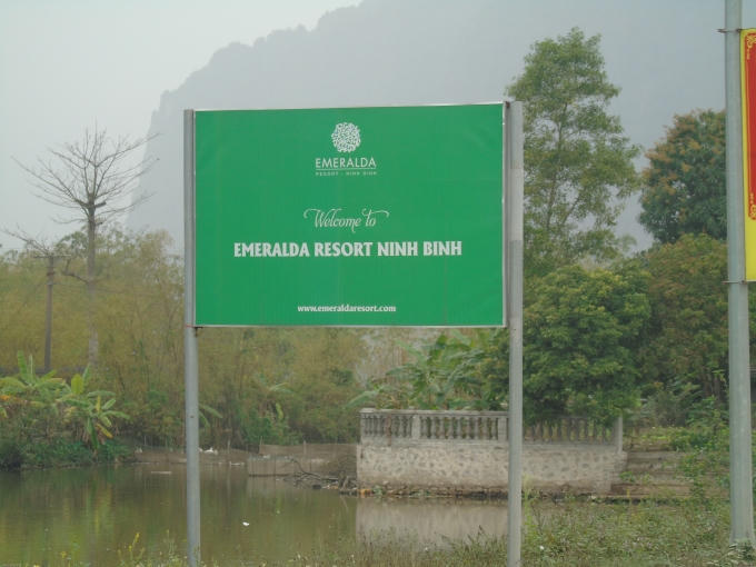 Theo tìm hiểu, đoàn làm phim của Hollywwood đã chọn đặt Resort Emeralda tại xã Gia Vân, huyện Gia Viễn làm nơi nghỉ ngơi trong những ngày quay tại Ninh Bình. Đây là khu resort gần ngay cạnh khu bảo tồn sinh thái đầm Vân Long.