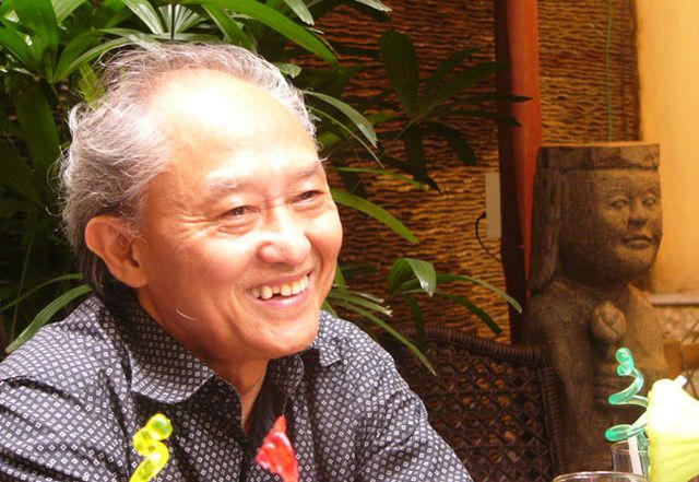 Nh&agrave; văn Phạm Việt Long