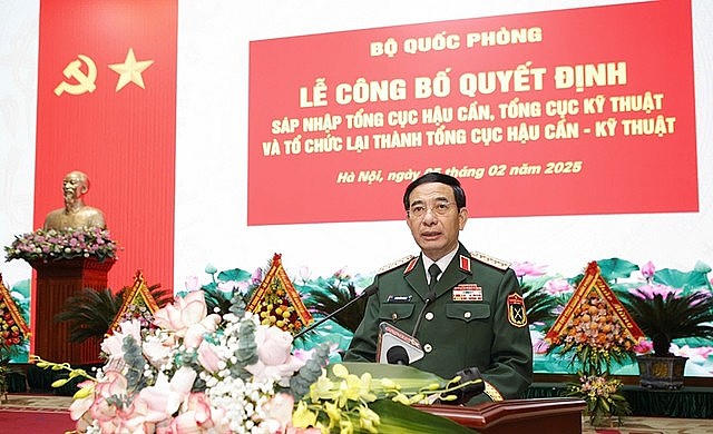 Bộ trưởng Bộ Quốc phòng Phan Văn Giang công bố Quyết định sáp nhập hai Tổng Cục.
