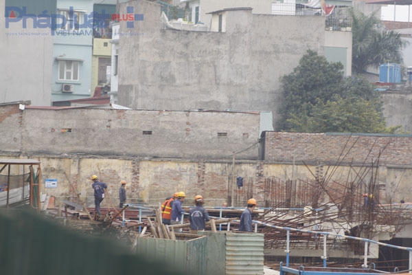 Số lượng công nhân làm việc ở trong rất đông.