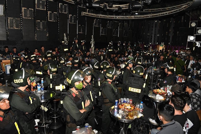 Lực lượng chức năng đột kích quan bar thu giữ lượng lớn ma tuý. Ảnh C04