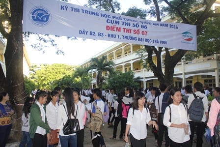 Rất đông thi sinh đã tập trung tại điểm thi từ sớm để chuẩn bị thi môn đầu tiên.