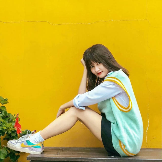 Vũ Thị Khánh Huyền thường xuyên diện những set đồ năng động và đúng trend.