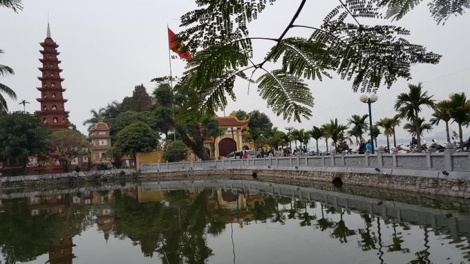 Tại Chùa Trấn Quốc (Hồ Tây) số người đến lễ bái chỉ bằng 1/4 ngày thường.