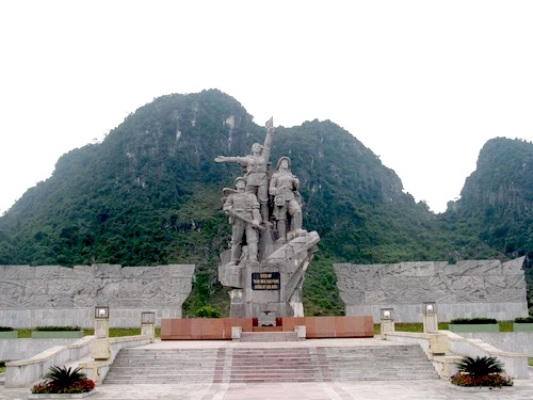 Tượng đ&agrave;i 10 nữ thanh ni&ecirc;n xung phong tại Ng&atilde; ba Đồng Lộc (H&agrave; Tĩnh).