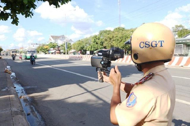 CSGT ghi hình vi phạm giao thông.