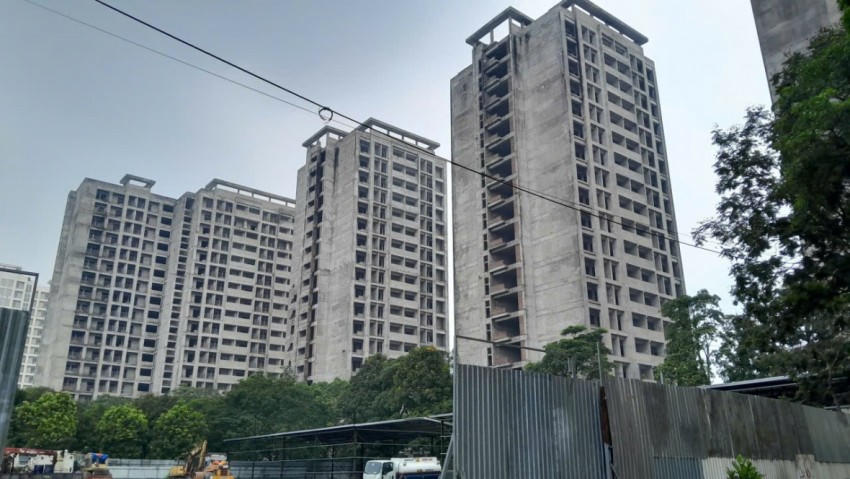 Sau bao nhiêu năm bỏ hoang, những bức tường nhuốm màu rêu phong,...