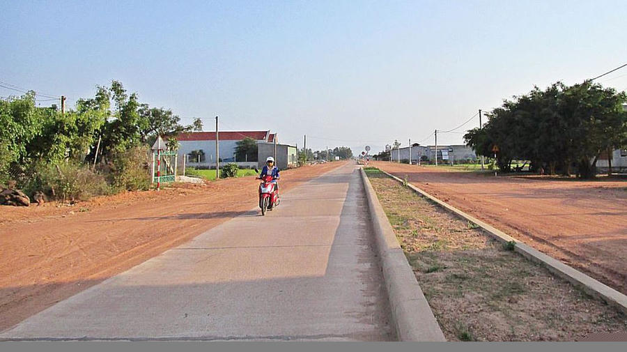 Tuyến đường bê tông xi măng vào Nhà máy May Phù Cát được khởi công khi chưa xác định và bố trí được nguồn vốn. Ảnh: TM st.
