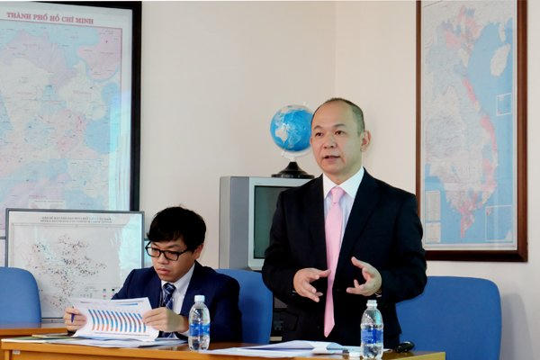 Ông Takimoto Koji (đứng), Trưởng đại diện JETRO tại TPHCM, chia sẻ thông tin về kết quả khảo sát với báo chí tại TPHCM.