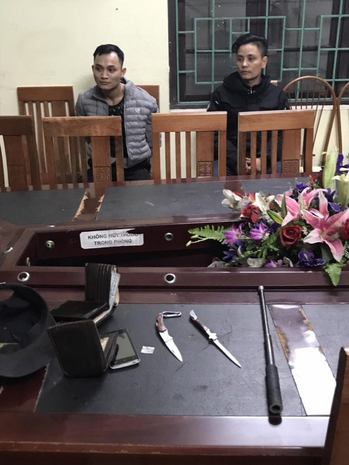 Vũ Ngọc Năm ( áo ghi) và Nguyễn Xuân Trường (áo đen) tại cơ quan công an.