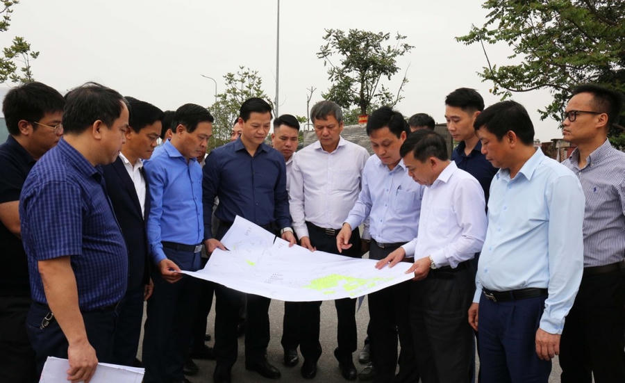 Chủ tịch UBND tỉnh Bắc Ninh Vương Quốc Tuấn kiểm tra tình hình GPMB dự án đầu tư xây dựng đường Vành đai 4 - Vùng thủ đô Hà Nội. Ảnh: HH/Báo Thanh tra