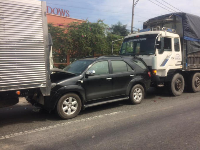 Ô tô 7 chỗ kẹp cứng ngắt giữa hai xe tải.