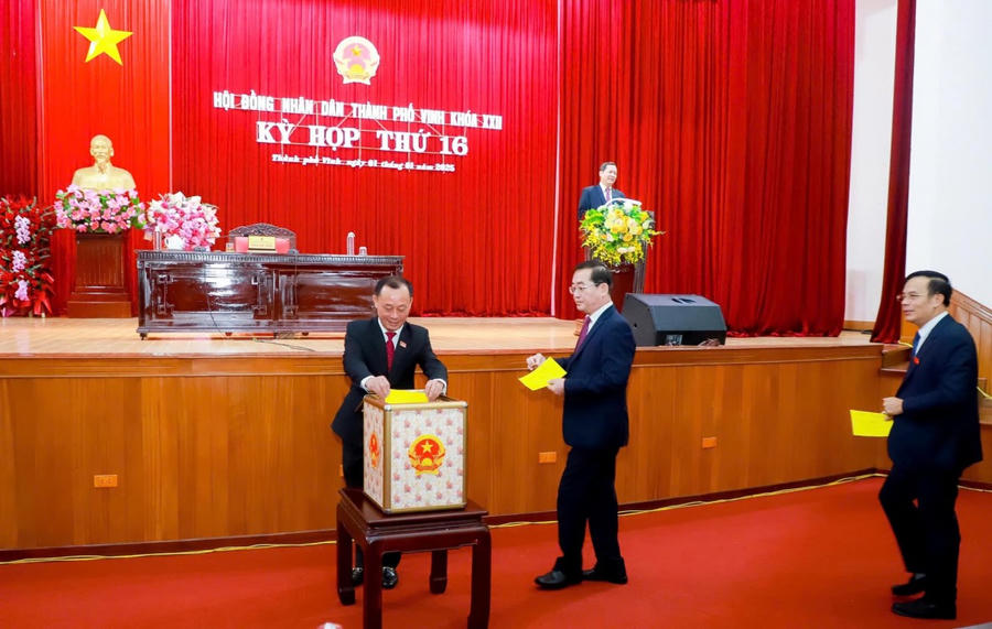 Các đại biểu HĐND thành phố Vinh bỏ phiếu bầu Chủ tịch HĐND thành phố Vinh (mới).