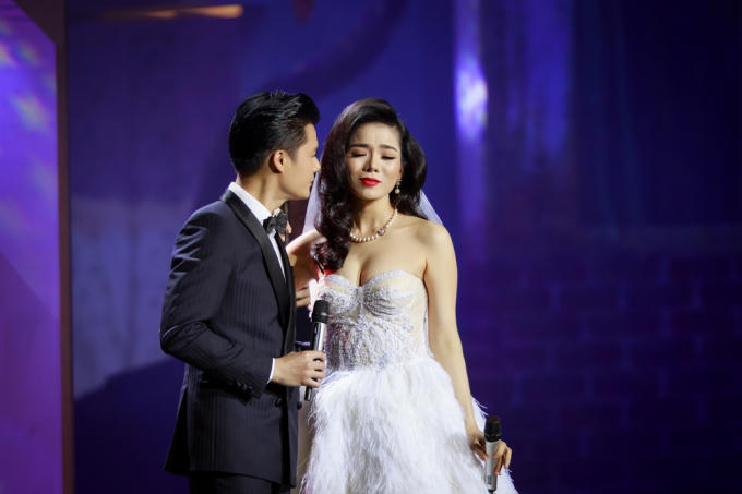 Lệ Quyên song ca với ca sĩ Quang Dũng trong chương 1.