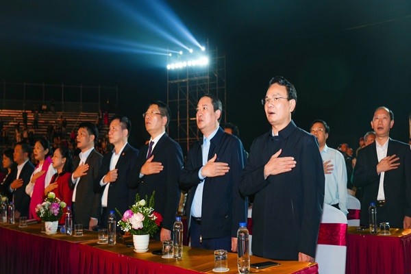Các đại biểu tham dự chương trình trang nghiêm hát bài “Tiến quân ca” - Quốc ca nước Cộng hoà xã hội chủ nghĩa Việt Nam.