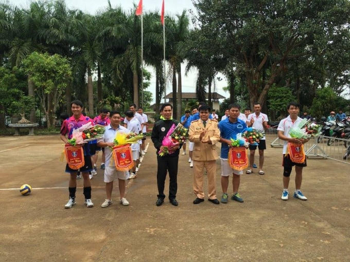 Đại tá Hồ Công Hoa, Trưởng phòng Cảnh sát giao thông Công an tỉnh Đăk Nông trao hoa cho đại diện các đội bóng tại lễ khai mạc.