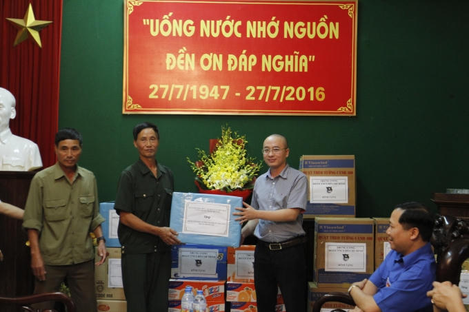 Ông Nguyễn Phan Huy Khôi, Giám đốc Đối ngoại Tập đoàn Number 1 - Tân Hiệp Phát trao tặng món quà 25 triệu đồng cho Trung tâm Điều dưỡng người có công số 2.