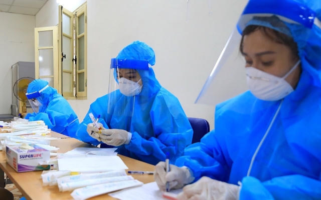 Hà Nội phát hiện 5 ca COVID-19 chưa rõ nguồn lây