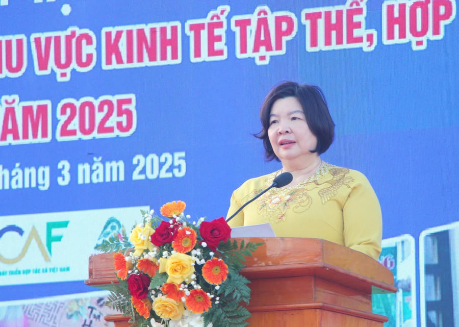 Bà Cao Xuân Thu Vân - Chủ tịch Liên minh HTX Việt Nam, phát biểu tại lễ khai mạc hội chợ.