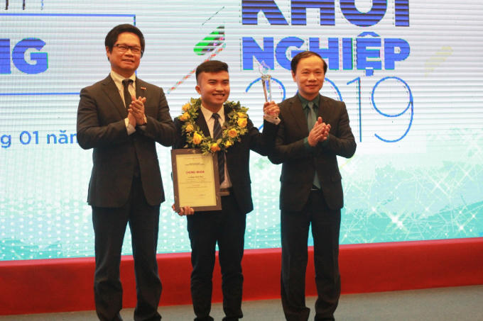 Đại diện dự án  “ iNut platform –kết nối vạn vật cho doanh nghiệp” lên nhận giải.