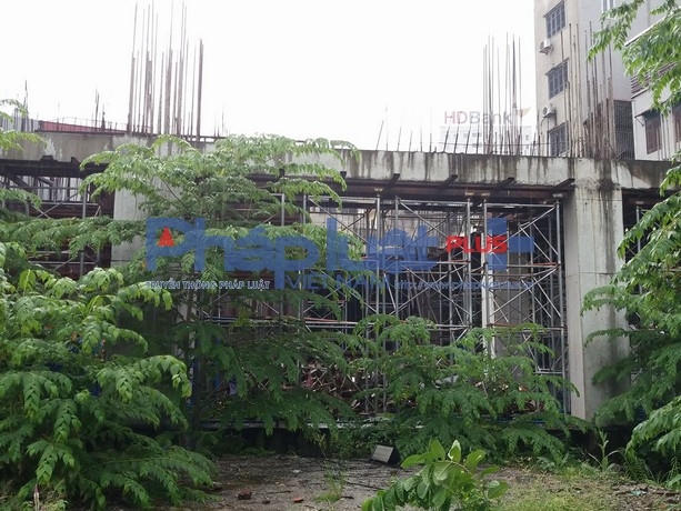 Vật liệu ngổng ngang,nhiều cốt sắt đã rỉ sét.