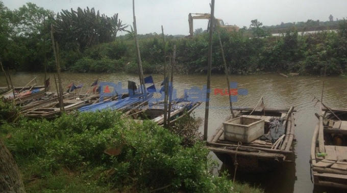 Nhiều thời điểm trong năm 2016, thuyền bè của bà con ngư dân các xã Thụy Trường, Thụy Xuân (huyện Thái Thụy, tỉnh Thái Bình) phải nằm im trên bến như thế này vì ngư dân không còn bãi triều để khai thác, đánh bắt thủy hải sản; lối đi ra biển bị án ngữ. Ảnh: Trung Du.