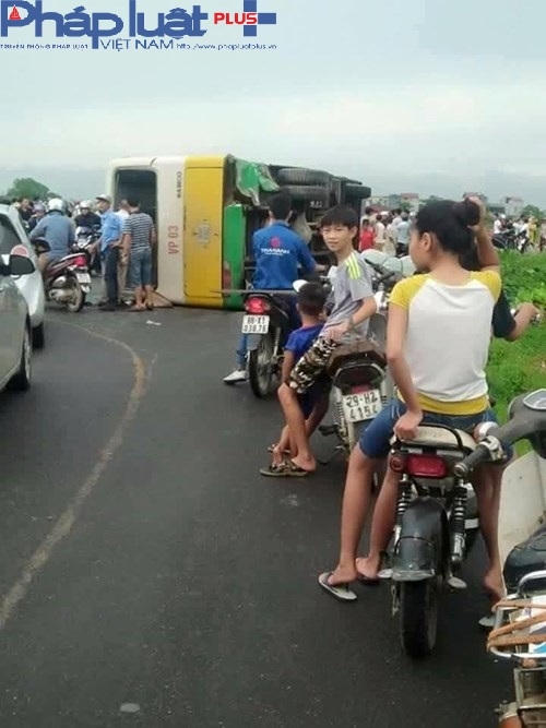 Rất đ&ocirc;ng người d&acirc;n hiếu kỳ tụ tập chứng kiến vụ việc.