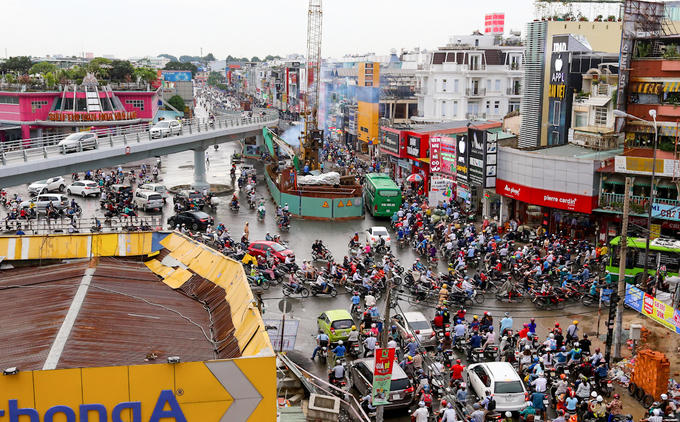 Một tháng qua, Sở GTVT TP HCM tiếp tục khởi công xây dựng nhánh còn lại của cầu vượt ngã sáu Gò Vấp sau hơn năm tháng gián đoạn vì vướng giải phóng mặt bằng. Nhánh này từ đường Phạm Ngũ Lão kết nối với nhánh chính dẫn xuống đường Nguyễn Oanh.