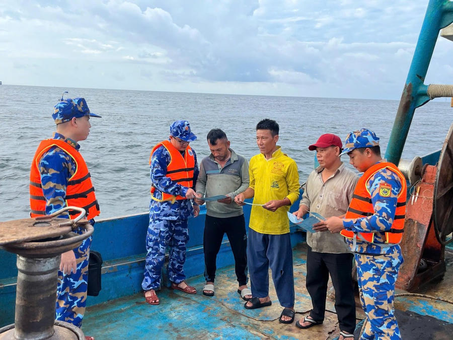 Lực lượng chức năng tuyên truyền cho ngư dân trên biển