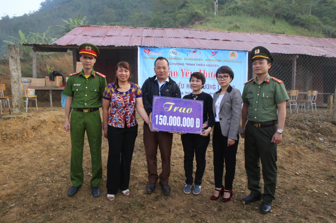 Đại diện Quỹ Trao tặng yêu thương, Đoàn TN Công an tỉnh Nghệ An trao 150 triệu đồng cho Trường tiểu học Mường Lống 2