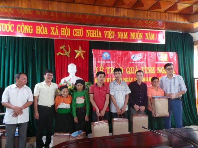 Tri ân các Anh hùng liệt sỹ, 20 suất quà tình nghĩa đã được trao cho các hộ gia đình chính sách tại huyện Lang Chánh vào sáng 27/7.