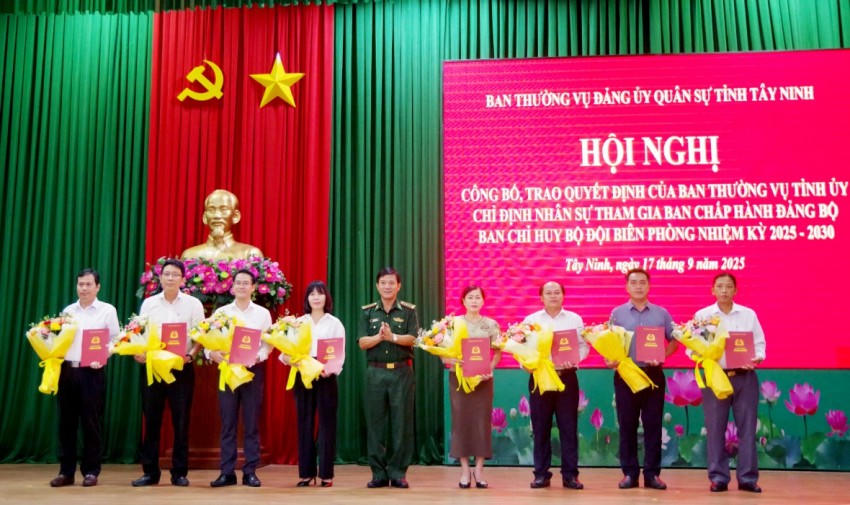 Đại tá Dương Văn Dược trao quyết định chỉ định Phó Bí thư Đảng ủy, Chủ tịch UBND các xã biên giới tham gia Ban Chấp hành Đảng bộ Ban Chỉ huy BĐBP. Ảnh: Quân Thảo