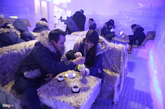 Quán cà phê làm từ băng là nơi được nhiều bạn trẻ ghé qua. Không ít người lần đầu được uống cà phê dưới nhiệt độ -10 độ C giữa Sài Gòn nóng bức.