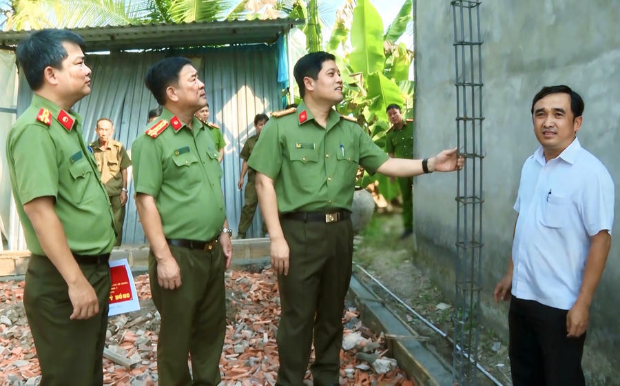 Lãnh đạo Văn phòng Bộ Công an và Lãnh đạo Công an tỉnh Bạc Liêu kiểm tra tiến độ thi công 700 căn nhà do Bộ Công an hỗ trợ.