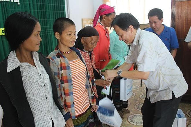 Phó Tổng Biên tập Thường trực Đặng Ngọc Luyến trong một chuyến công tác thiện nguyện.