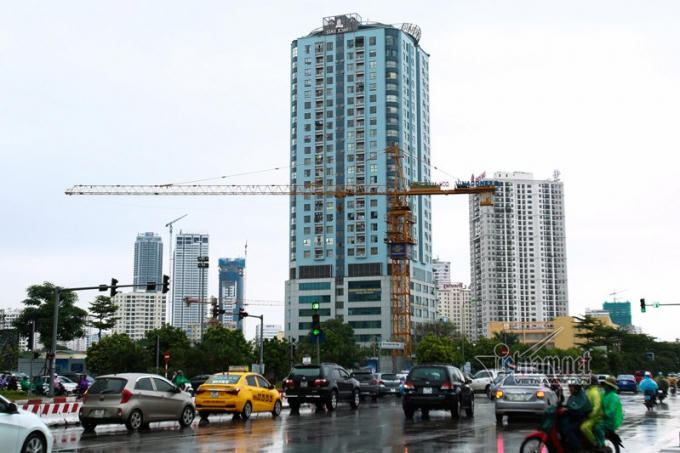 Rất nhiều phương tiện đi dưới cần cẩu tháp